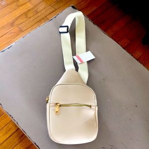 Crossbody bag; double zipper; interior pocket